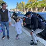 La reginetta non appena vede il nonno posiziona la sua manina sul battimani colorato per battere il cinque. �Porta tanta allegria � afferma timidamente la piccola �. Gioca sempre con noi e ci fa tanti regali�